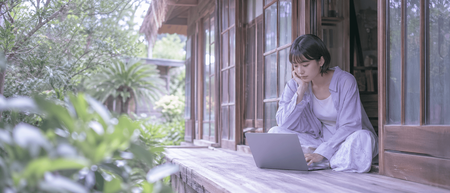 奄美の事業者がノートPCで業務システムを操作する様子